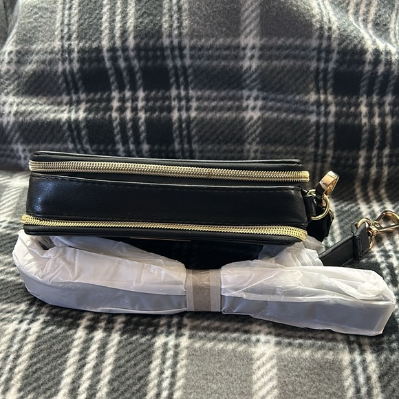 Adrienne Vittadini Studio  Cross body with charging pack - Picture 3 of 16